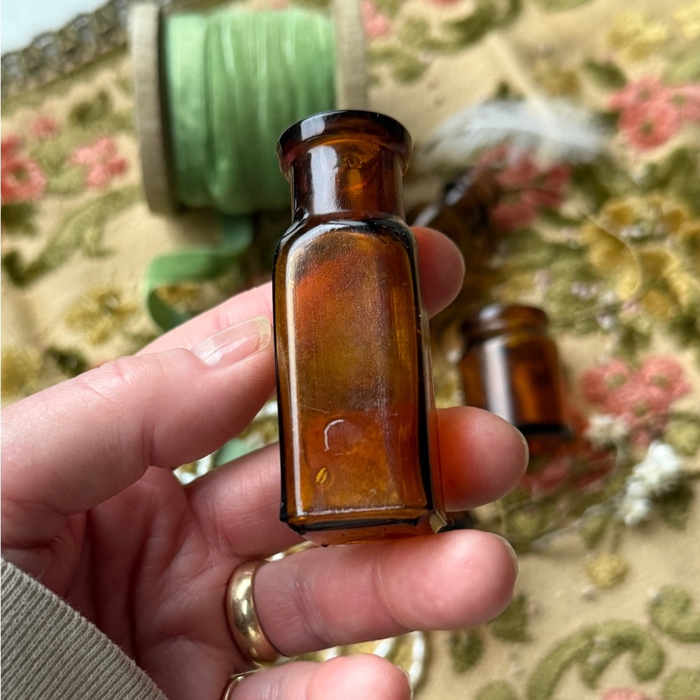 Set of 4 Antique Amber Glass Medicinal Apothecary Bottles - Picture 7 of 11